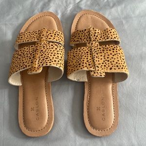 Caslon Calf Hair Cheetah Print Sandal Tan & Brown Toe Separator Size 6 1/2